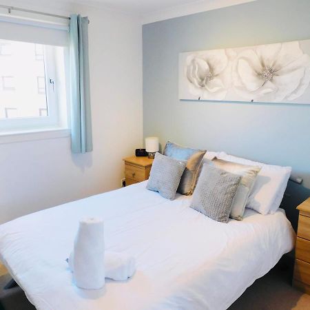 Beautiful 3 Bedroom Apt, Mins From Glasgow Airport, M8 & Sec Пейзли Екстериор снимка