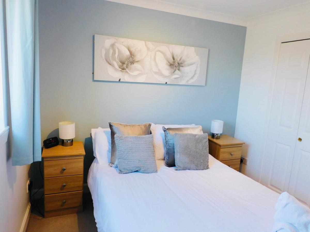 Beautiful 3 Bedroom Apt, Mins From Glasgow Airport, M8 & Sec Пейзли Екстериор снимка