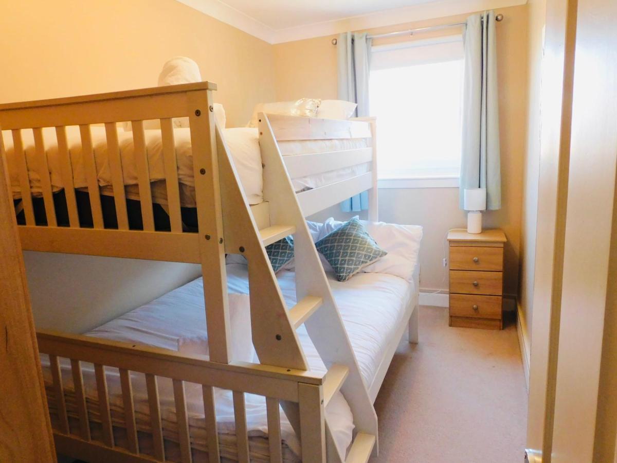 Beautiful 3 Bedroom Apt, Mins From Glasgow Airport, M8 & Sec Пейзли Екстериор снимка