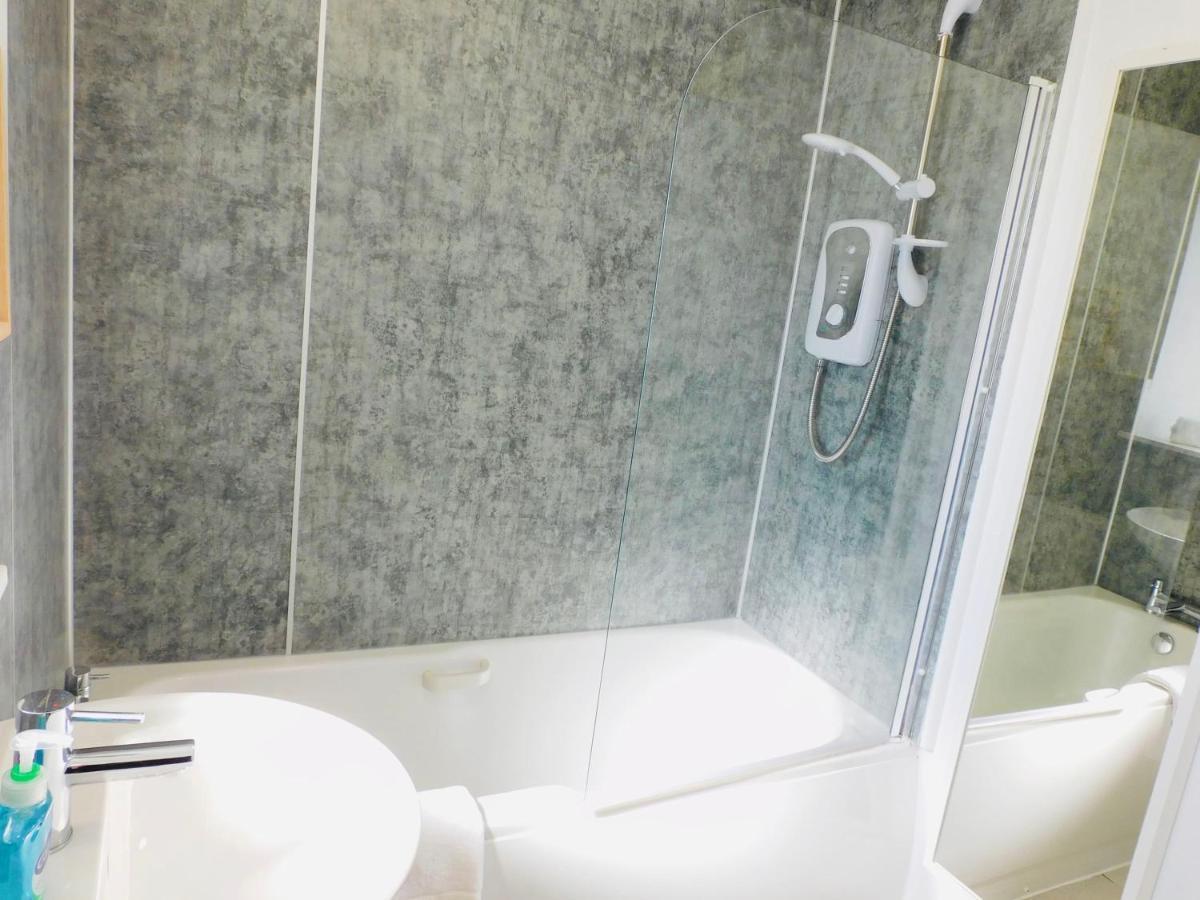 Beautiful 3 Bedroom Apt, Mins From Glasgow Airport, M8 & Sec Пейзли Екстериор снимка