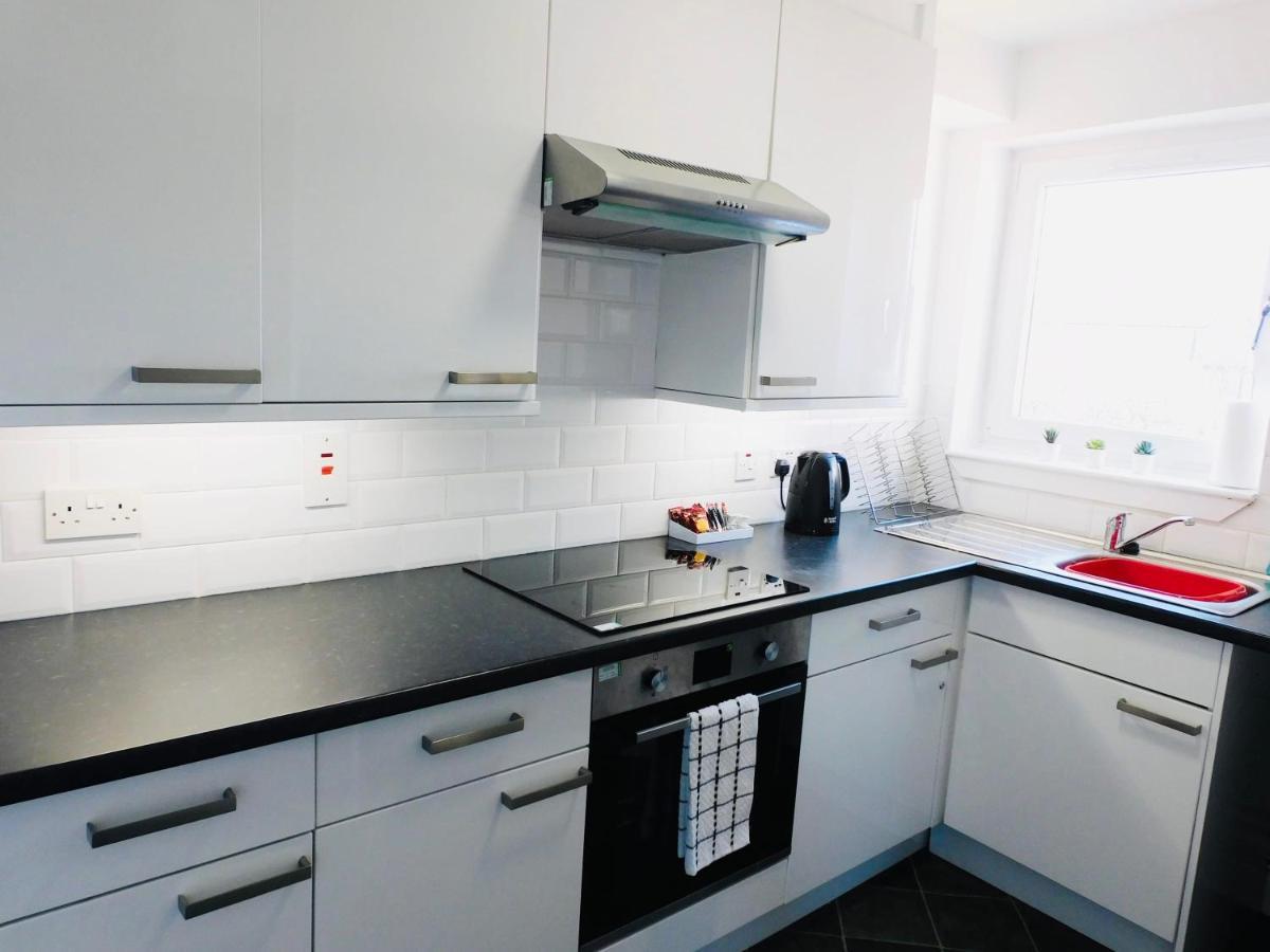 Beautiful 3 Bedroom Apt, Mins From Glasgow Airport, M8 & Sec Пейзли Екстериор снимка