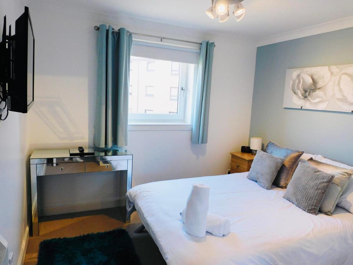 Beautiful 3 Bedroom Apt, Mins From Glasgow Airport, M8 & Sec Пейзли Екстериор снимка