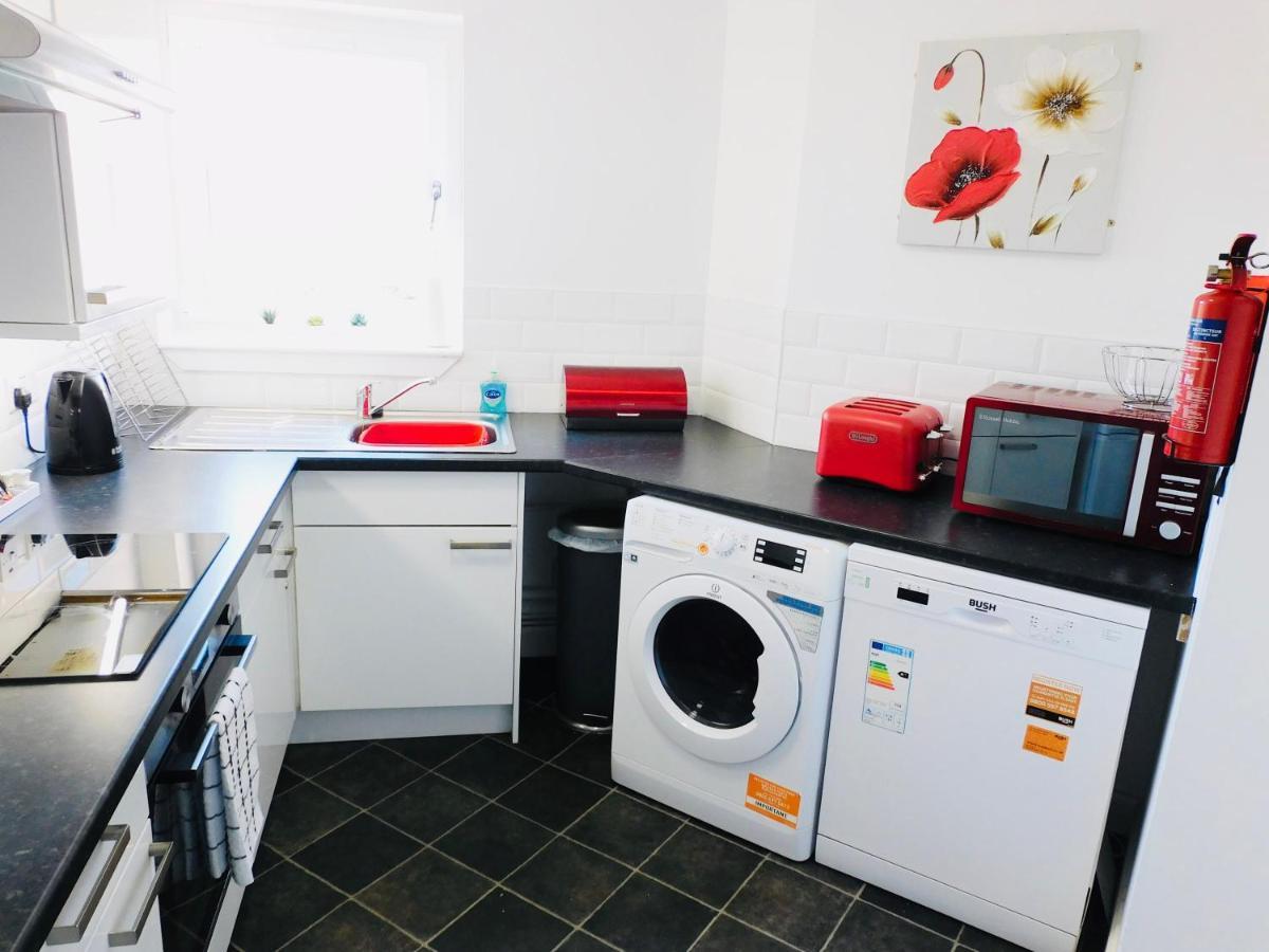 Beautiful 3 Bedroom Apt, Mins From Glasgow Airport, M8 & Sec Пейзли Екстериор снимка