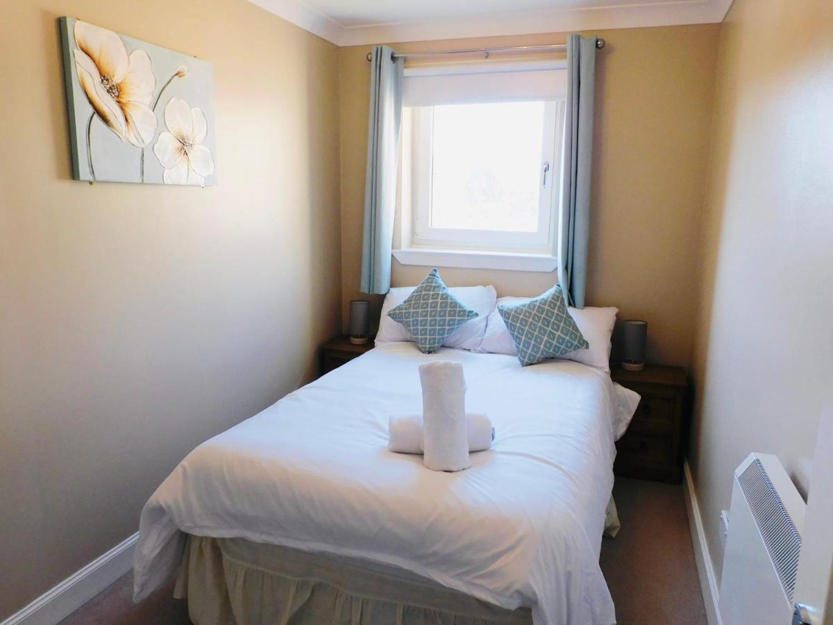 Beautiful 3 Bedroom Apt, Mins From Glasgow Airport, M8 & Sec Пейзли Екстериор снимка
