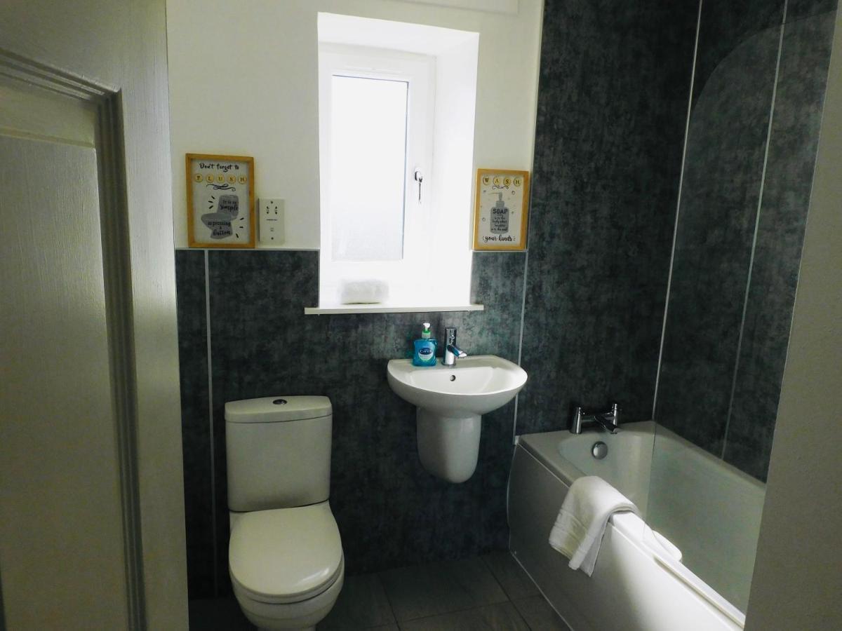 Beautiful 3 Bedroom Apt, Mins From Glasgow Airport, M8 & Sec Пейзли Екстериор снимка